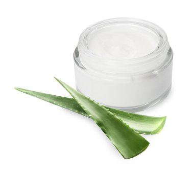 Aloe vera özlü nemlendirici krem. Beyaz arkaplanda kavanoz ve yeşil aloe yaprakları