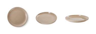 Boş seramik tabak beyaz üzerine izole edilmiş, farklı görünümlü.