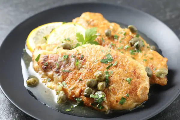 Siyah masada nefis tavuk piccata, yakın plan.