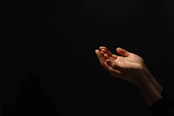 Religia Kobieta Otwartymi Dłońmi Modląca Się Czarnym Tle Zbliżenie Miejsce — Zdjęcie stockowe
