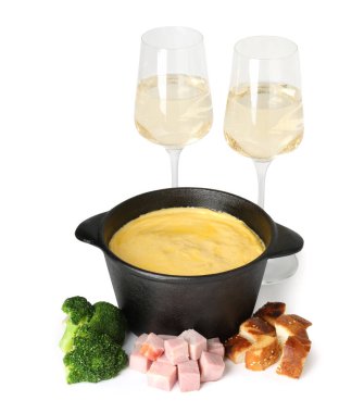 Lezzetli erimiş peynirli fondü, bir bardak şarap ve beyaz üzerine izole edilmiş farklı ürünler.