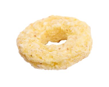 Bir lezzetli mısır gevreği halkası beyaza izole edilmiş.