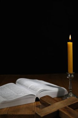 İncil, haç ve kilise mumu ahşap masada, metin için yer