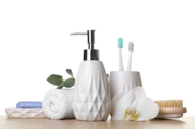 Banyo aksesuarları. Farklı kişisel bakım ürünleri ve beyaz arka plana karşı ahşap masa üzerindeki çiçek