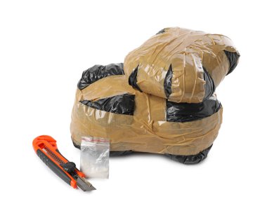 Narkotik ve kırtasiye bıçağı olan paketler beyaza izole edilmiş.