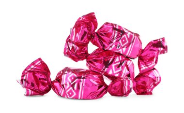 Beyaz üzerine izole edilmiş parlak pembe ambalajlı şekerler.