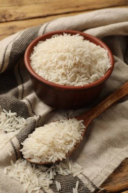 Tabakta çiğ basmati pilavı ve kaşık.