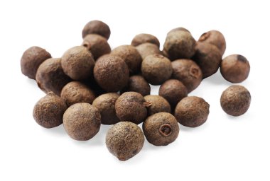 Kuru tüm baharat meyveleri (Jamaika biberi) beyaz üzerine izole edilmiş.