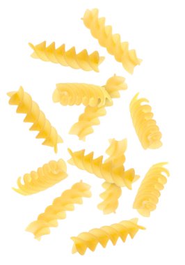Beyaz arka planda uçuşan çiğ fusilli makarna
