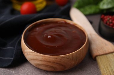 Salamura kasede ve fırça kahverengi masada, yakın çekim