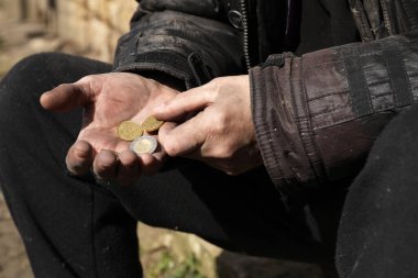 Dışarıda bozuk para tutan zavallı evsiz adam, yakın plan.