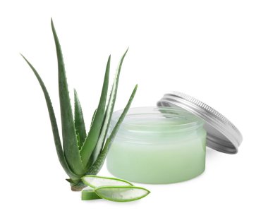 Aloe vera özlü nemlendirici krem. Beyaz arkaplanda kavanoz ve yeşil aloe yaprakları