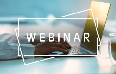 Çevrimiçi webinar. Beyaz masada dizüstü bilgisayar kullanan kadın, yakın plan.