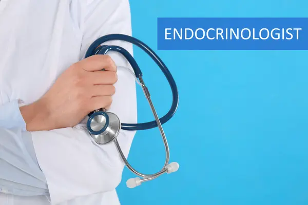 Endokrinolog Med Stetoskop Ljusblå Bakgrund Närbild — Stockfoto