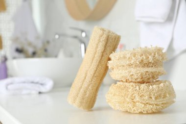 Tuvaletteki masada doğal lif süngeri. Metin için boşluk