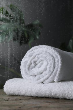 Banyodaki masada beyaz havlu var.