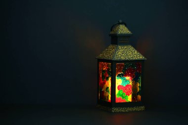 Masadaki dekoratif Arap feneri koyu arkaplana karşı. Metin için boşluk