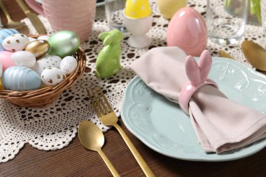 Tavşan kulağı şeklinde peçete halkası olan şenlik masası, yakın plan. Paskalya kutlaması