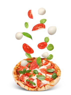 Beyaz arka planda havadaki pizza ve malzemeler