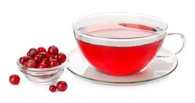 Beyaz üzerine izole edilmiş bir fincan lezzetli kızılcık çayı ve böğürtlen.