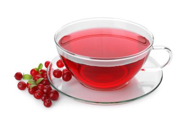 Beyaz üzerine izole edilmiş bir fincan lezzetli kızılcık çayı ve böğürtlen.