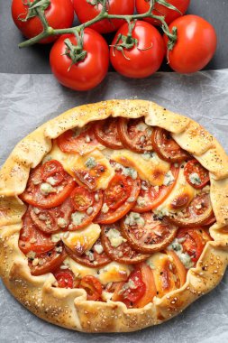 Koyu masa üzerinde domates ve peynirli lezzetli galet (Caprese galette), üst görünüm