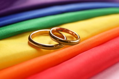 Gökkuşağı LGBT bayrağında alyanslar, yakın plan.