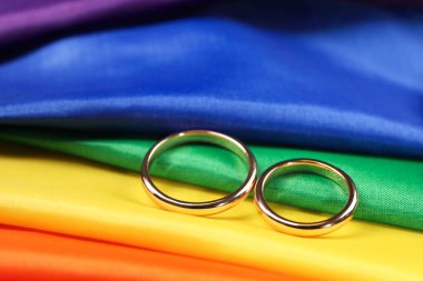 Gökkuşağı LGBT bayrağında alyanslar, yakın plan.