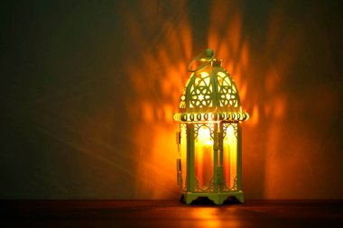 Masadaki dekoratif Arap feneri koyu arkaplana karşı. Metin için boşluk