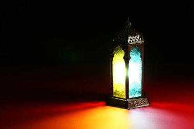 Masadaki dekoratif Arap feneri koyu arkaplana karşı. Metin için boşluk