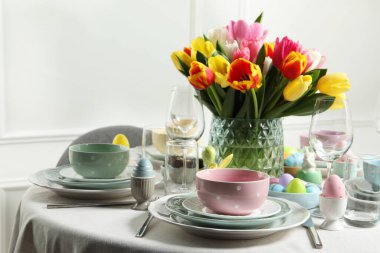 Paskalya kutlaması. Güzel çiçekli ve boyalı yumurtalı şenlik masası.