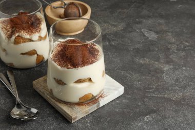 Gri masada gözlüklü nefis tiramisu. Metin için boşluk