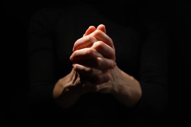 Din. Siyah arka planda dua eden Hıristiyan kadın, yakın plan.