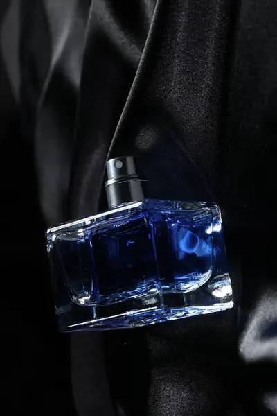 Luksusowe Męskie Perfumy Butelce Czarnej Satynowej Tkaninie Widok Góry — Zdjęcie stockowe