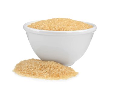 kase üzerinde beyaz izole kahverengi şeker