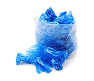 Mavi tıbbi ayakkabı kılıflı paket beyaz üzerine izole edilmiş.