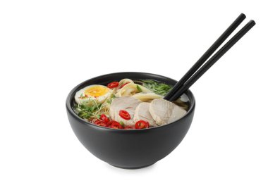 Beyaza izole edilmiş et ve yumurtalı leziz ramen. Erişte çorbası.
