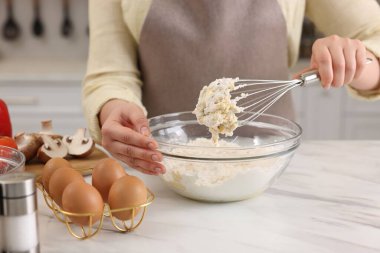 Hafif mermer masada çırpılmış çırpıyla para kazanan kadın, yakın plan.