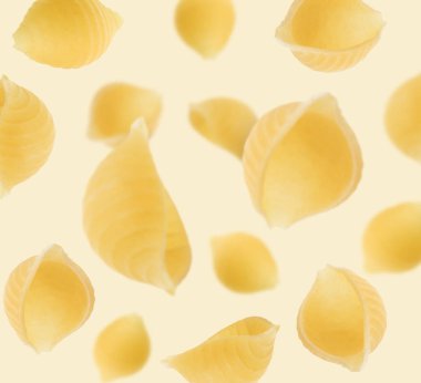 Bej arka planda uçuşan çiğ konchiglie makarna