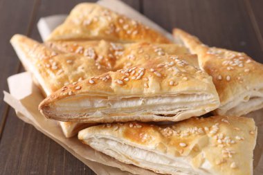 Ahşap masada nefis puf böreği, yakın plan.