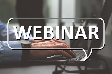 Çevrimiçi webinar. Masada dizüstü bilgisayar kullanan adam, yakın plan.