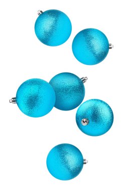 Açık mavi Noel topları beyaz arka plana düşüyor