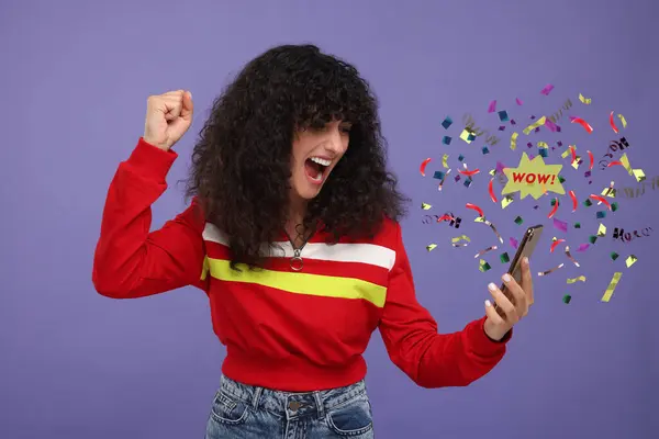 Oferta Zniżkowa Podekscytowana Młoda Kobieta Trzymająca Smartfona Fioletowym Tle Confetti — Zdjęcie stockowe