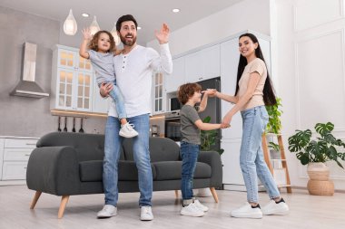 Mutlu aile dansları ve evde eğlenmeler, düşük açı.