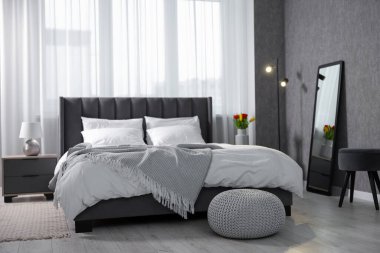 Ev tadilatı. İç mekan duvarında şık gri duvar kağıtları var.