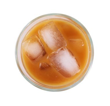 Bir bardak taze buzlu kahve izole edilmiş, beyaz manzaralı.