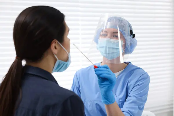 Laboratorní Testy Lékař Uniformě Odebírá Vzorek Nosu Pacienta Vatovým Tamponem — Stock fotografie