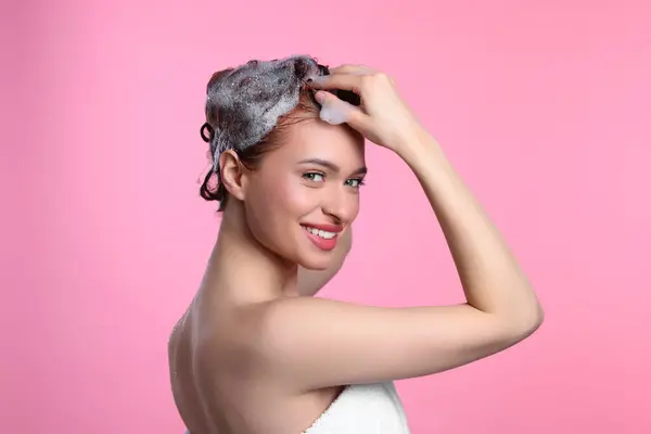 Šťastná Mladá Žena Mytí Vlasů Šamponem Růžovém Pozadí — Stock fotografie