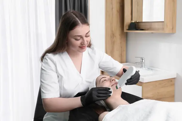 Kosmetolog Používající Ultrazvukovou Pračku Klient Klinice Očistný Zákrok — Stock fotografie