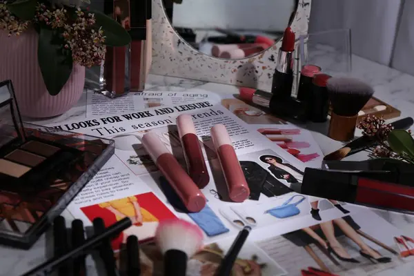 Lichte Lipgloss Tussen Verschillende Cosmetische Producten Modeblad Tafel Binnen — Stockfoto